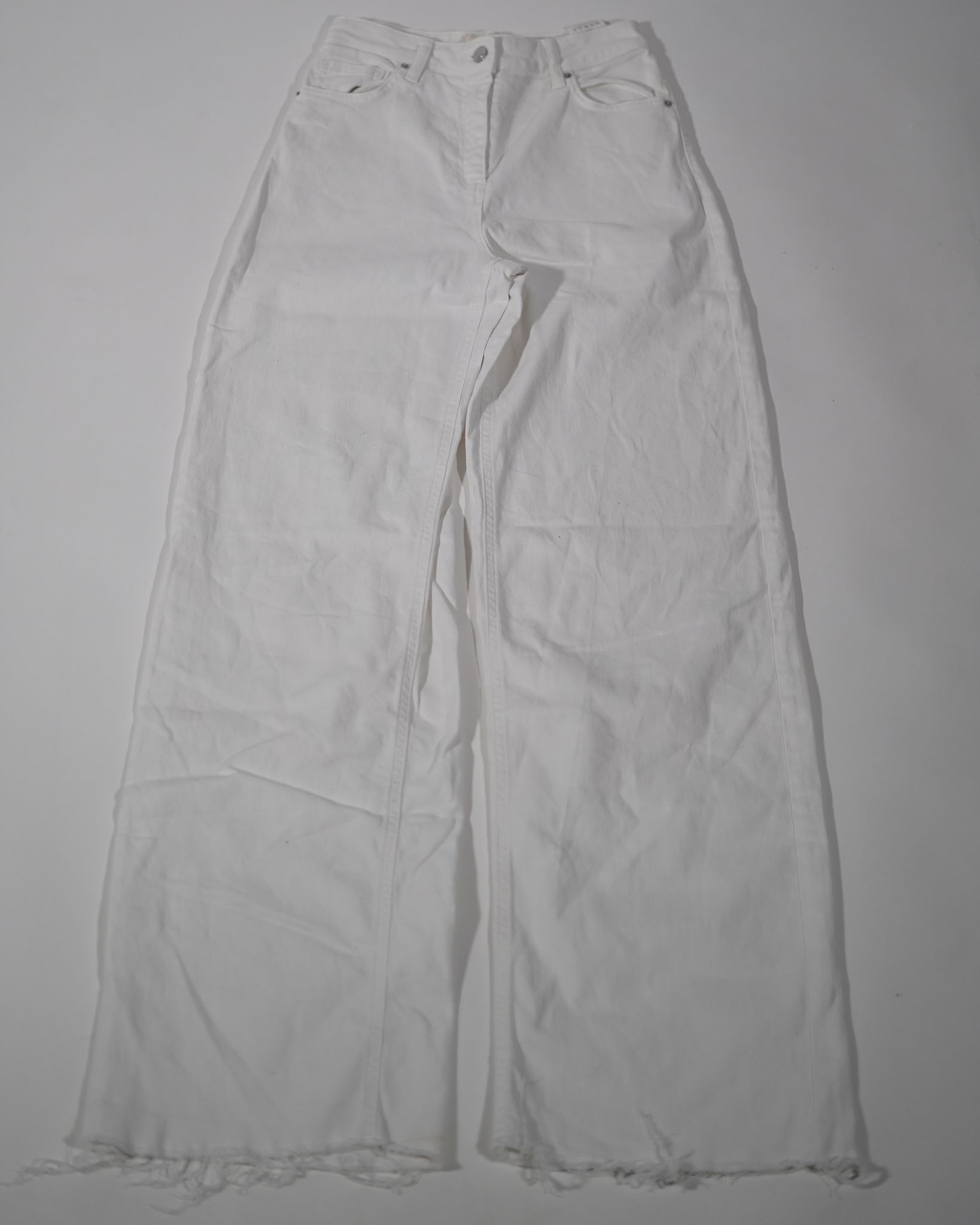 White denim pants
