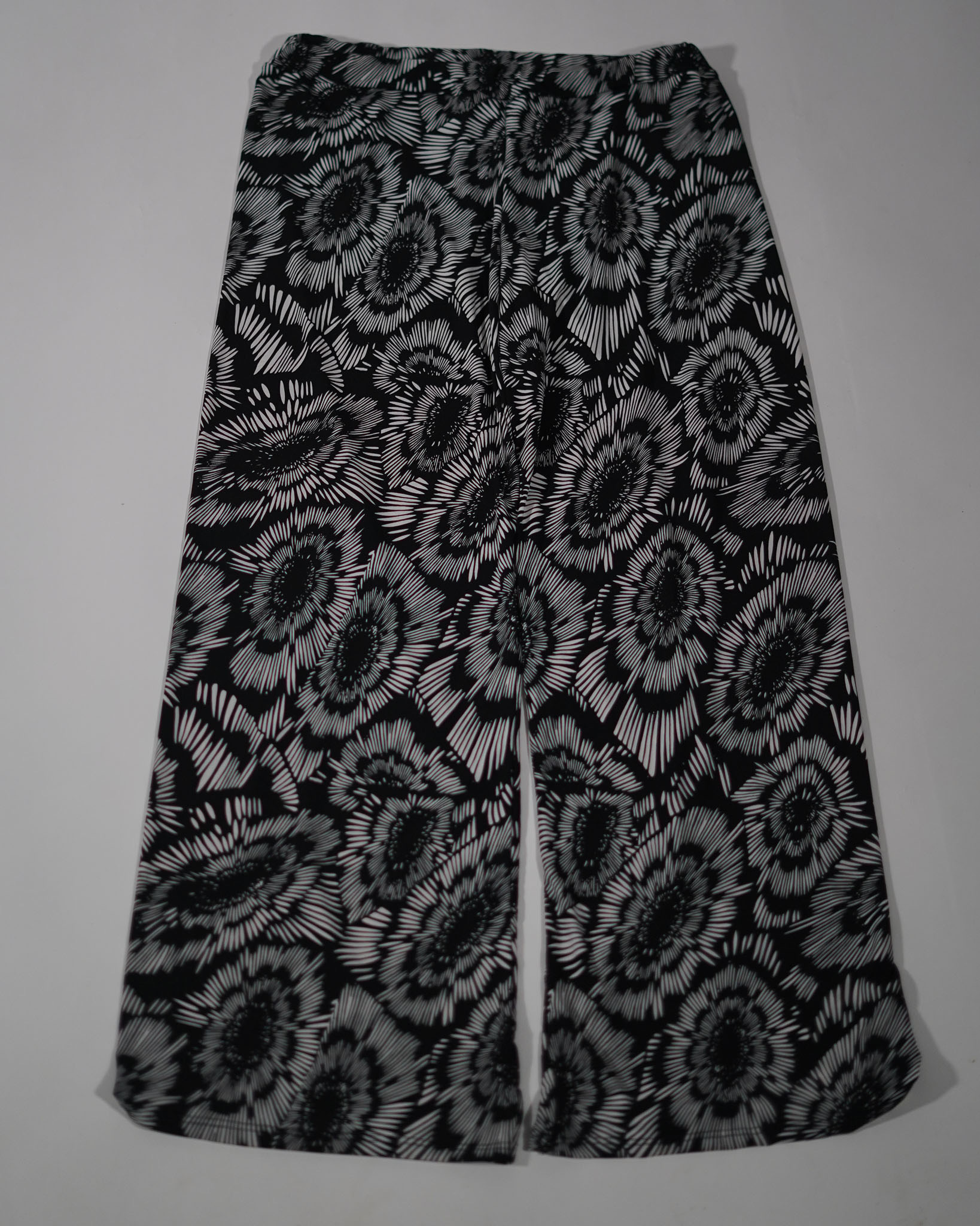 Black and white large pants